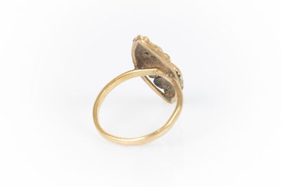 Bague marquise en or ornée d'un dragon. Travail...