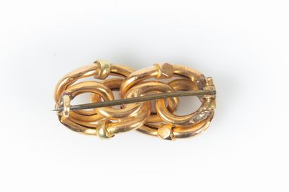 Broche entrelacs en or. Soudure, l'épingle...