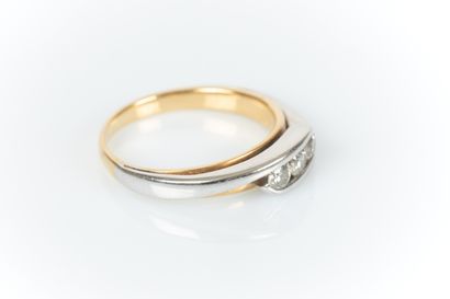 Bague en or de deux tons sertie de 3 diamants...