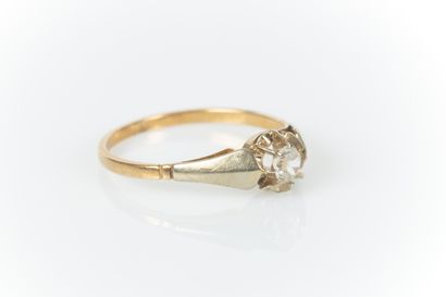 Bague en or sertie d'une petite pierre blanche....
