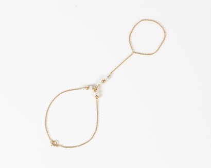 Bracelet formant bague en or, décor de perles...