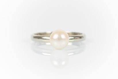 Bague en or gris sertie d'une perle de culture...