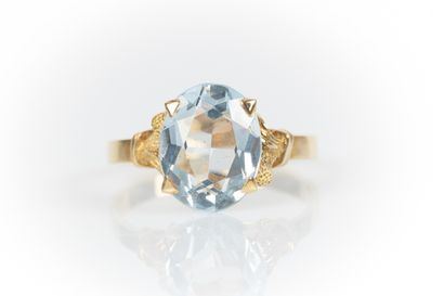 Bague or jaune centrée 4 griffes d'une aigue...