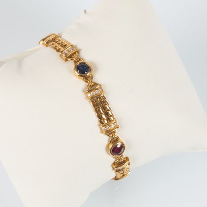 Bracelet en or orné de saphirs et rubis ronds...