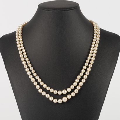 Collier de perles double rangs, le fermoir...