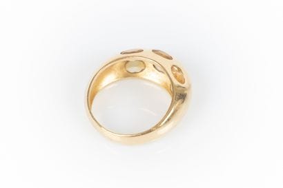 Bague en or sertie de 6 citrines ovales....
