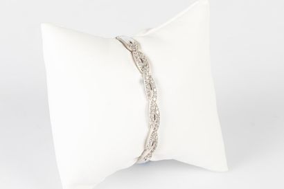 Bracelet ouvrant en or blanc serti d'oxydes...