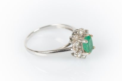 Bague en or gris sertie d'une émeraude ovale...