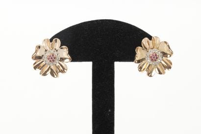 Paire de boucles d'oreilles fleurs en or...