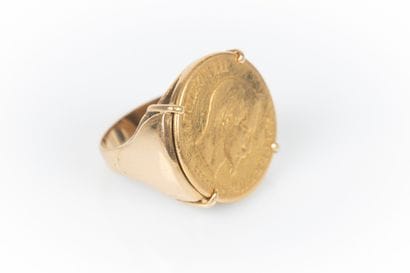 Chevalière en or sertie d'une monnaie en...