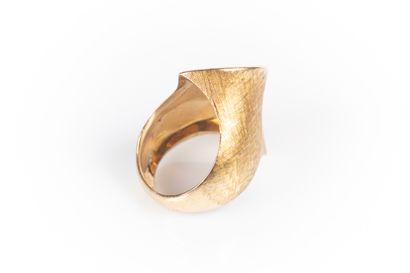 Bague en or mouvementé. 10,09 g. TDD 47-...
