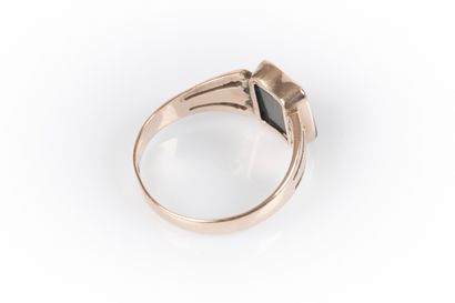 Bague en métal sertie d'une pierre fine verte....