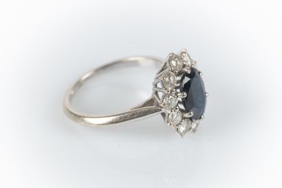 Bague marguerite en or gris sertie d'un saphir...