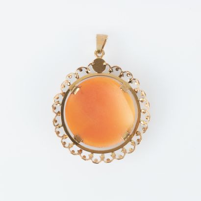 Pendentif en or jaune de forme ronde orné...