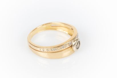 Bague en or sertie de petits diamants, un...