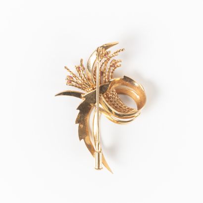 Broche gerbe en or sertie de 7 petits rubis....