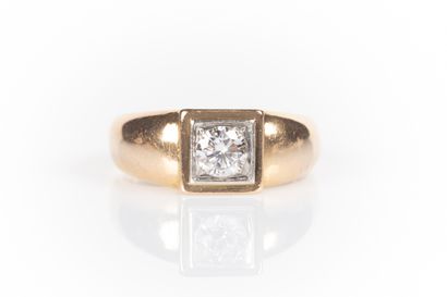 Chevalière en or et platine sertie d'un diamant...