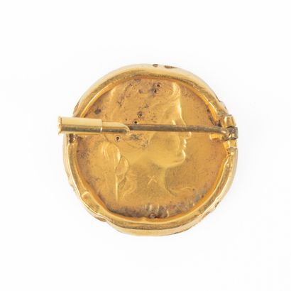 Broche en or sertie de petites pierres à...