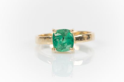 Bague en or sertie d'une émeraude taille...