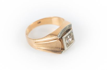 Bague chevalière en or rose et or gris sertie...