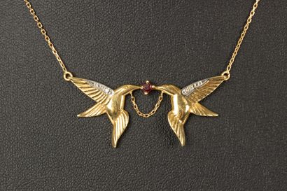 Collier en or serti de petites pierres à...