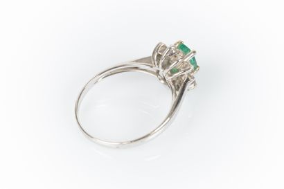 Bague en or gris sertie d'une émeraude ovale...