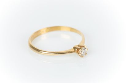 Solitaire or jaune serti d'un diamant taille...