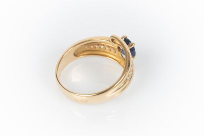 Bague croisée en or sertie d'un saphir ovale...