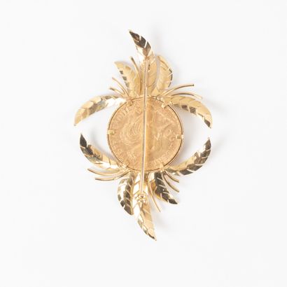 Broche en or à décor feuillagé, sertie d'une...