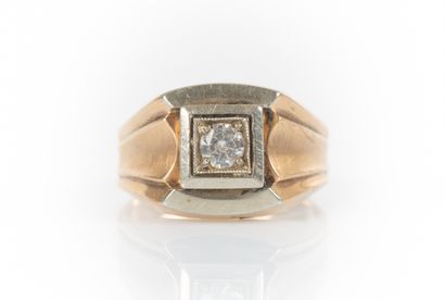 Bague chevalière en or rose et or gris sertie...