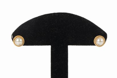 Paire de clous d'oreilles en or serties de...