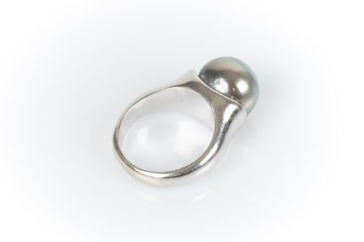 Bague or blanc sertie en demi clos d'une...