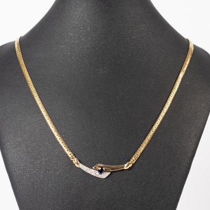 Collier en or maille plate, le motif central...