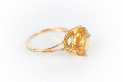 Bague solitaire en or sertie d'une pierre...
