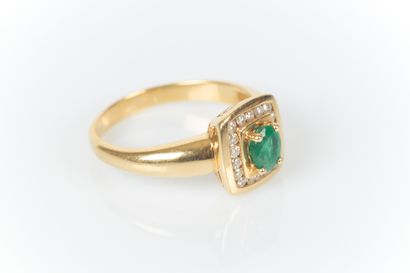 Bague or jaune sertie d'une émeraude ovale...