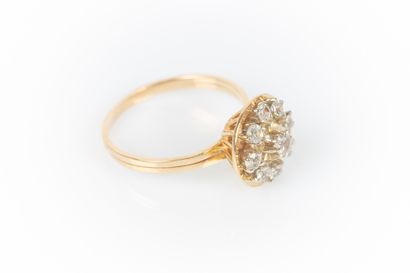 Bague marguerite en or sertie de pierres...