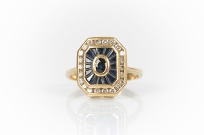 Bague en or sertie d'un saphir ovale dans...
