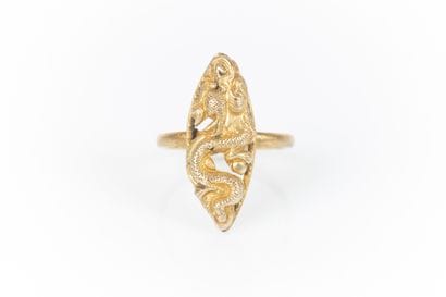 Bague marquise en or ornée d'un dragon. Travail...