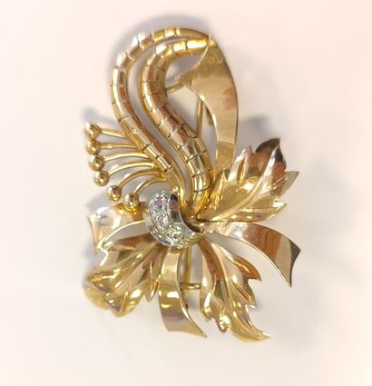 Broche volute en or sertie de petites pierres...