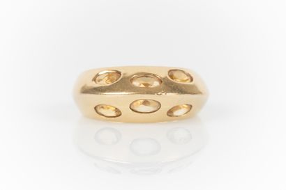 Bague en or sertie de 6 citrines ovales....