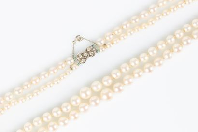 Collier de perles double rangs, le fermoir...