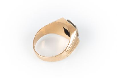 Bague chevalière en or rose et or gris sertie...