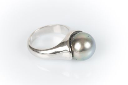 Bague or blanc sertie en demi clos d'une...