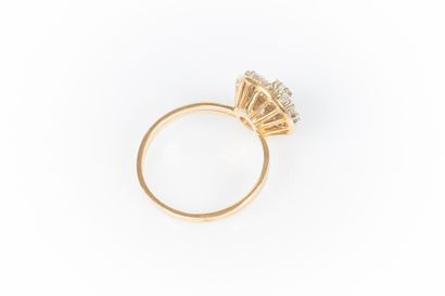 Bague marguerite en or sertie de pierres...