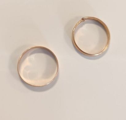 2 alliances en or, l'une coupée. 3,72 g....
