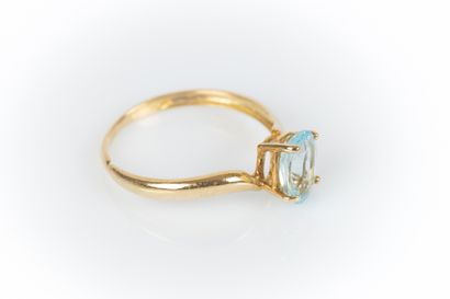 Bague or jaune sertie d'une topaze ovale...
