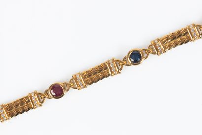 Bracelet en or orné de saphirs et rubis ronds...