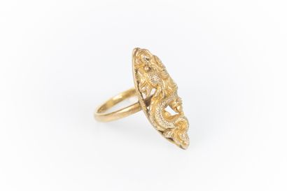 Bague marquise en or ornée d'un dragon. Travail...