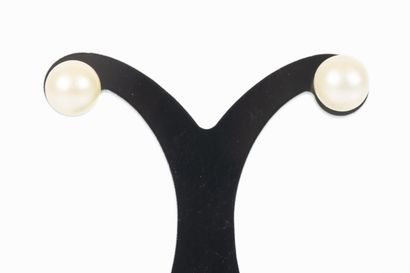 Paire de clous d'oreilles en or sertis de...