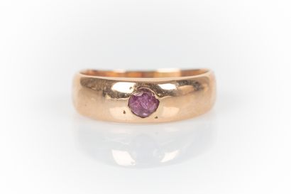 Bague jonc en or sertie d'un rubis rond (usures)....